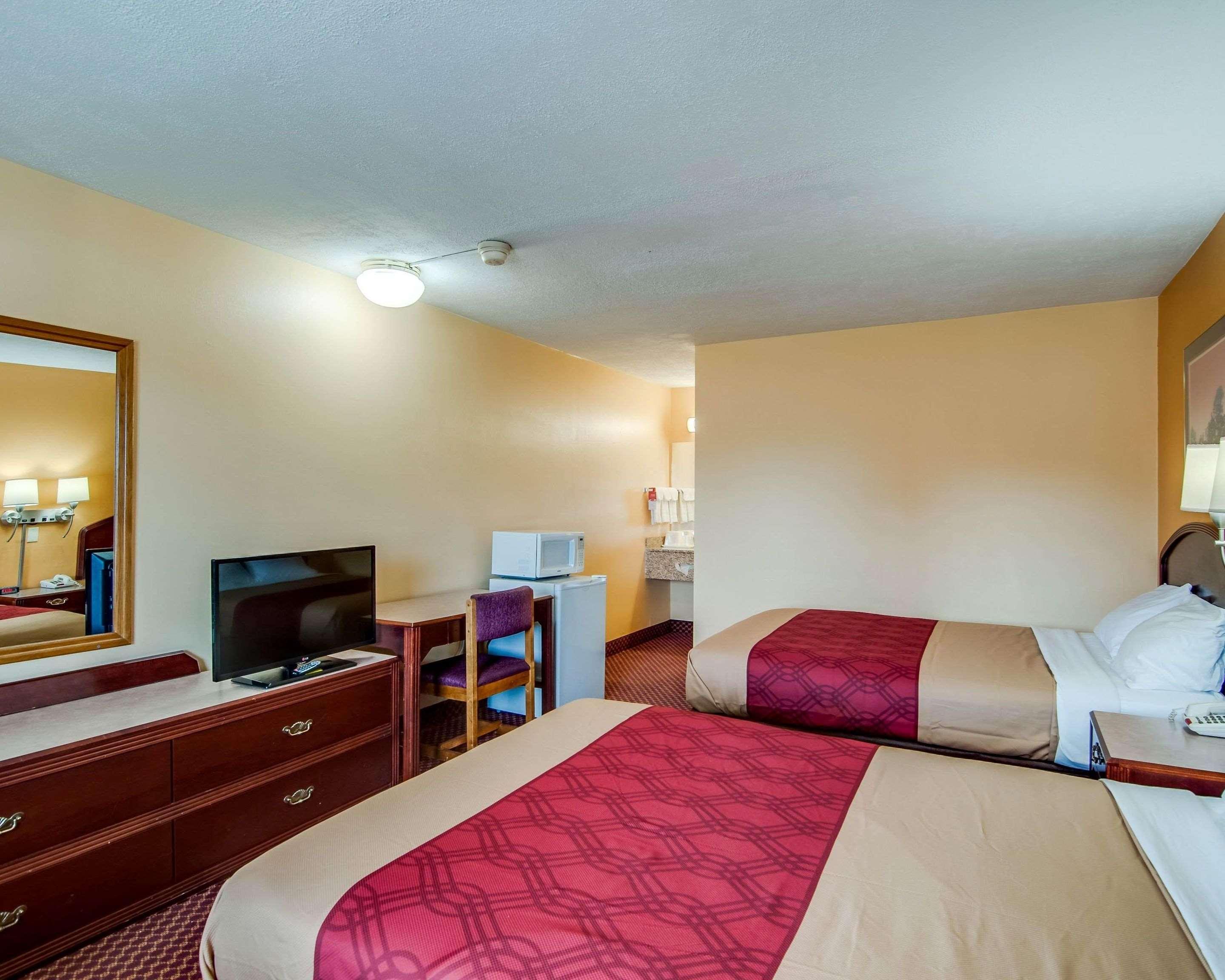 Econo Lodge Near Bluefield College Exterior photo