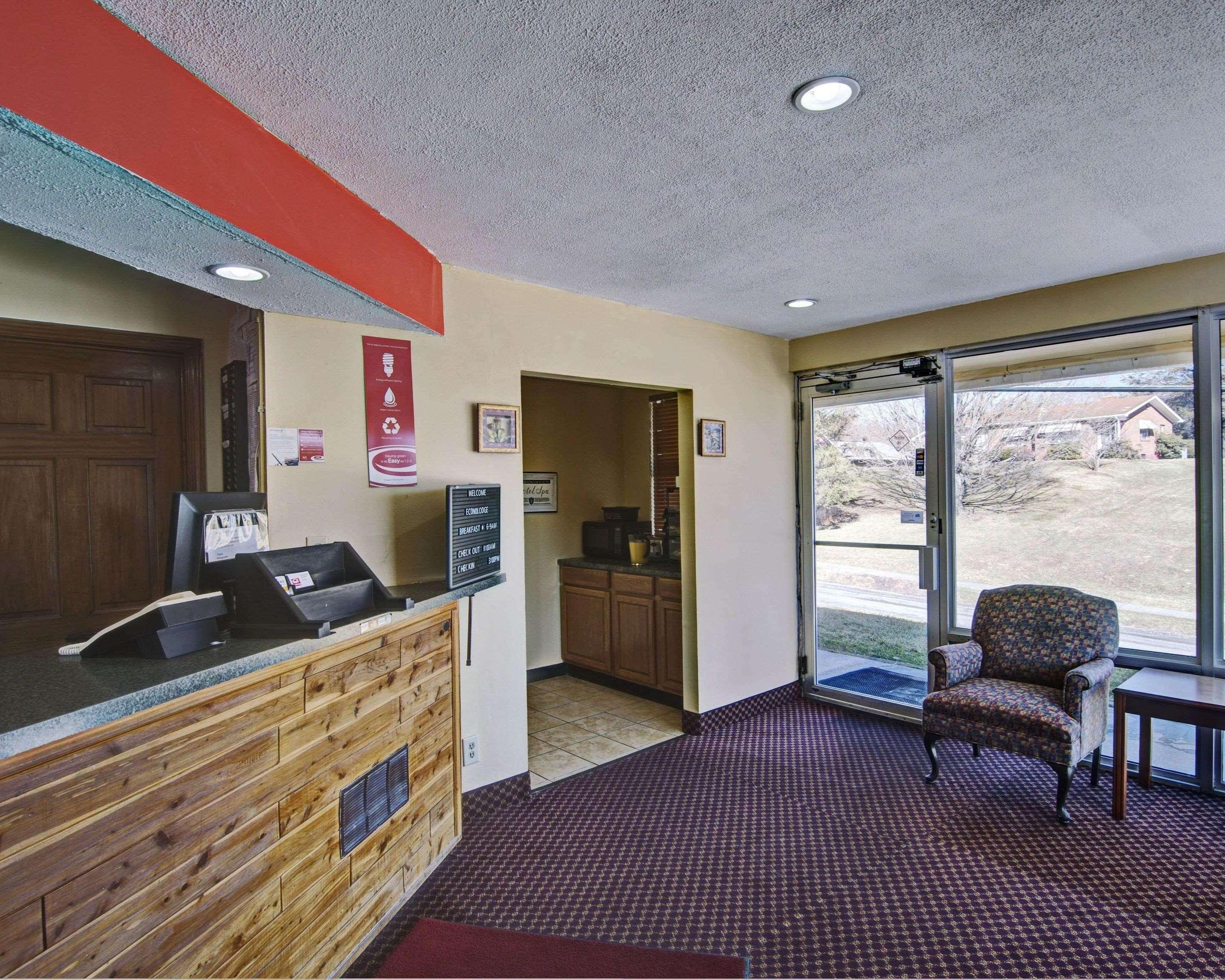 Econo Lodge Near Bluefield College Exterior photo